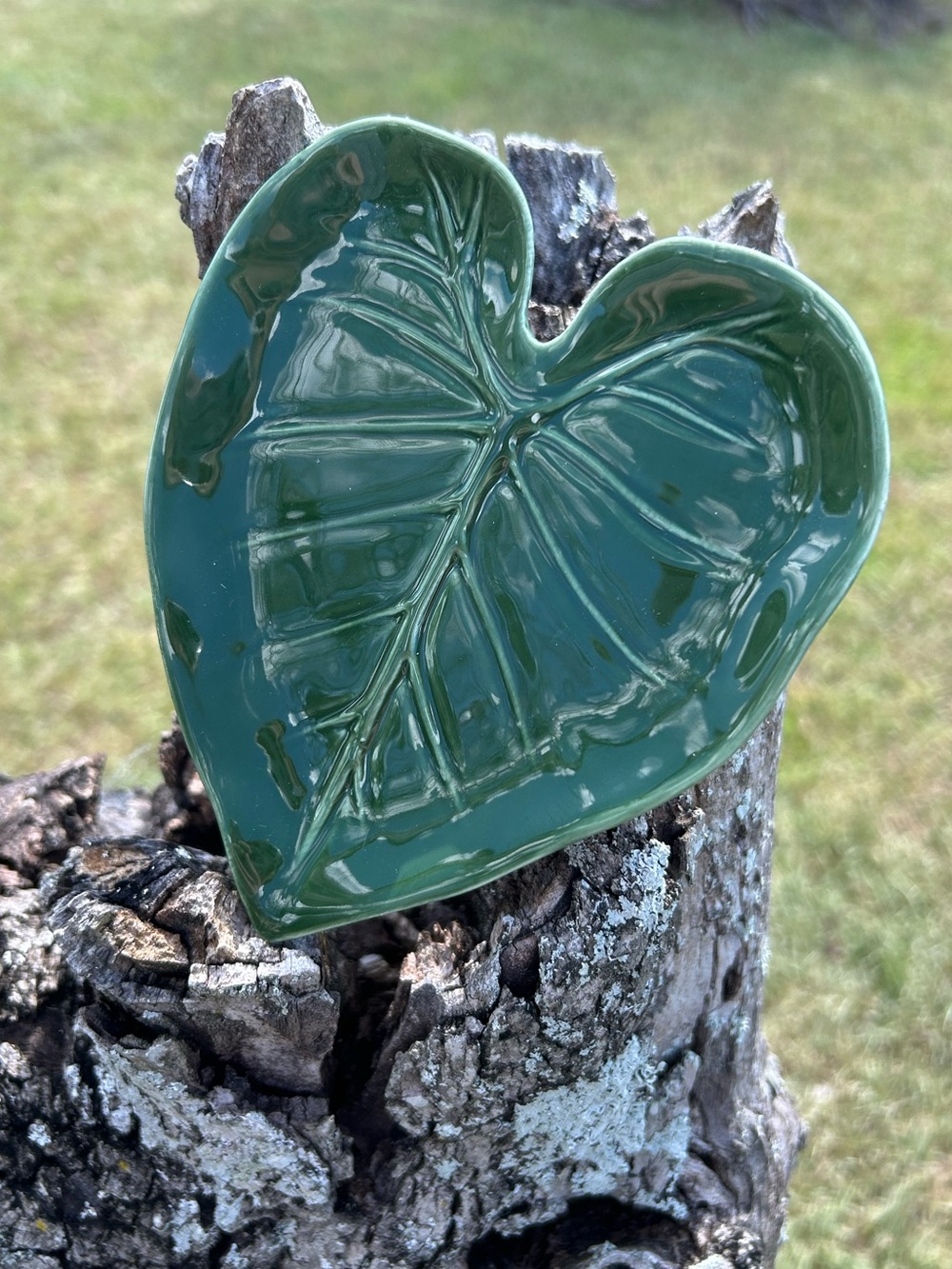 Glossy Green Leaf-Shaped Ceramic Spoon Rest Kitchen Decor